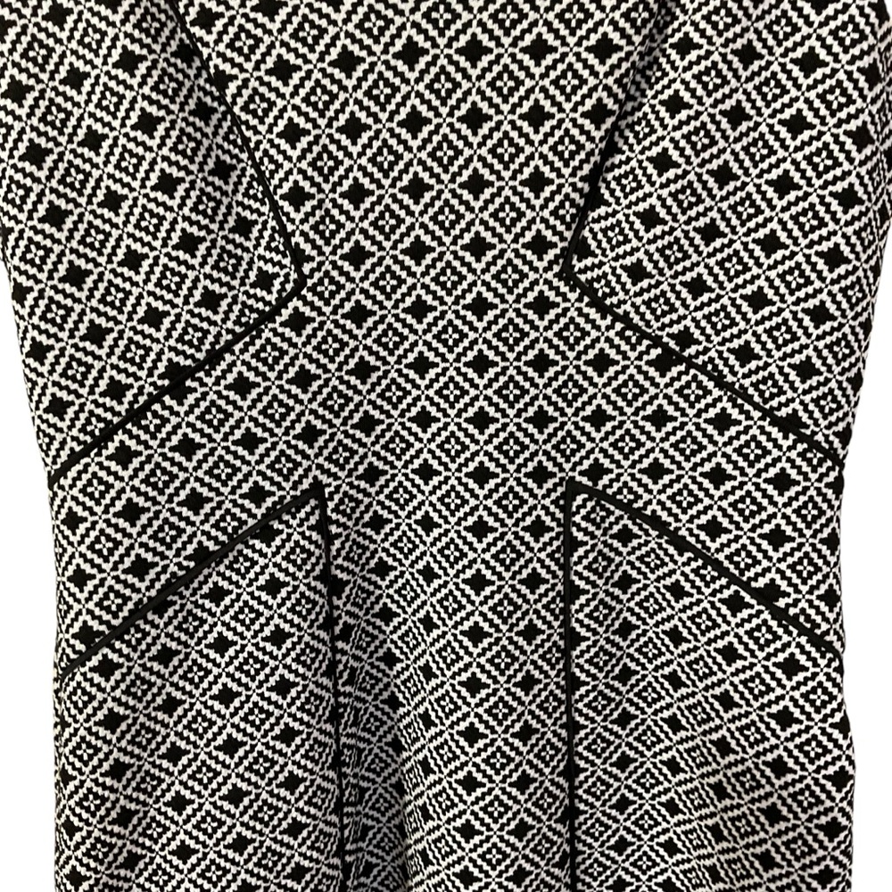 Adrianna Papell V‎ Neck Sleeveless Dress in white and black geometric pattern. 8 - Picture 10 of 16